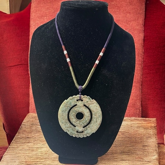 Vintage…Elegant Jade Pendant Necklace - Picture 8 of 8